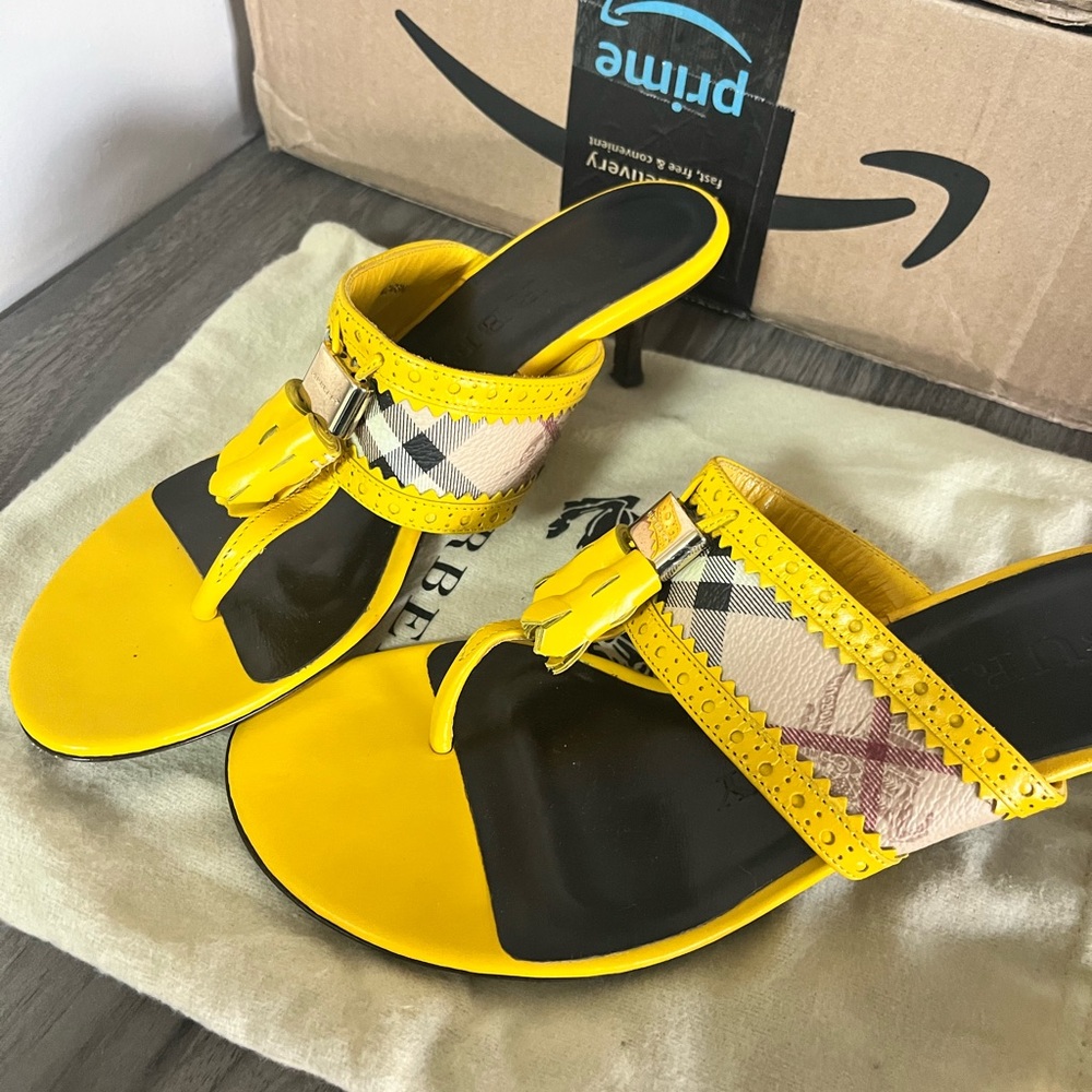 VINTAGE BURBERRY BRAND NEW KITTEN HEELS!
